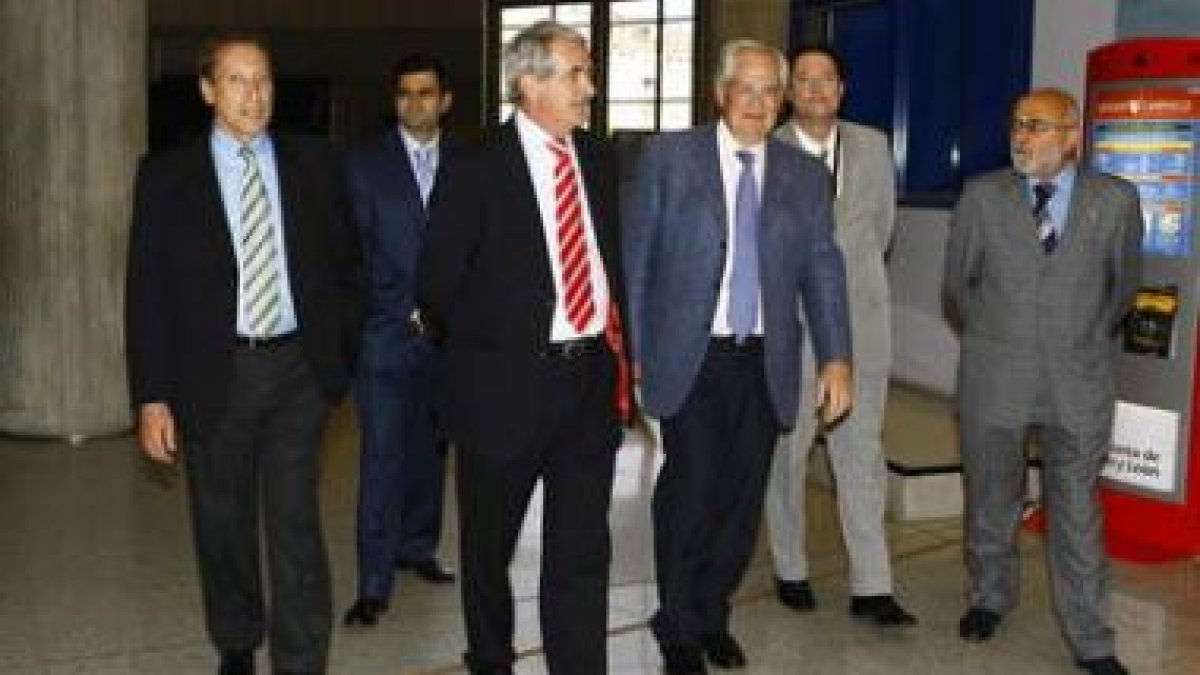 Díez Baldeón, Pedro Redondo, Guisasola, Guillermo García, García Porrero y Avelino Vázquez
