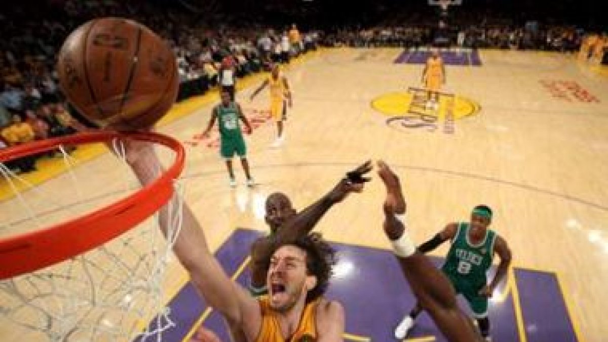 Pau Gasol, en una bandeja, fue un azote para los Celtics.
