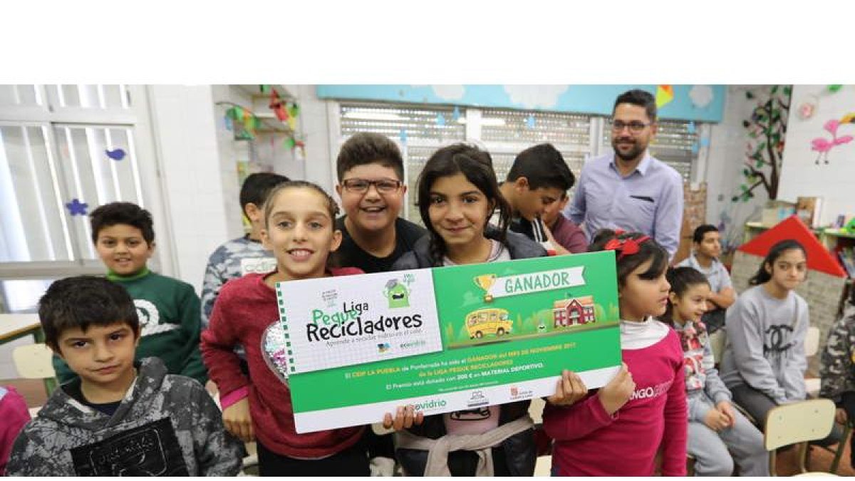 Los escolares recibieron el premio del mes de noviembre. DE LA MATA