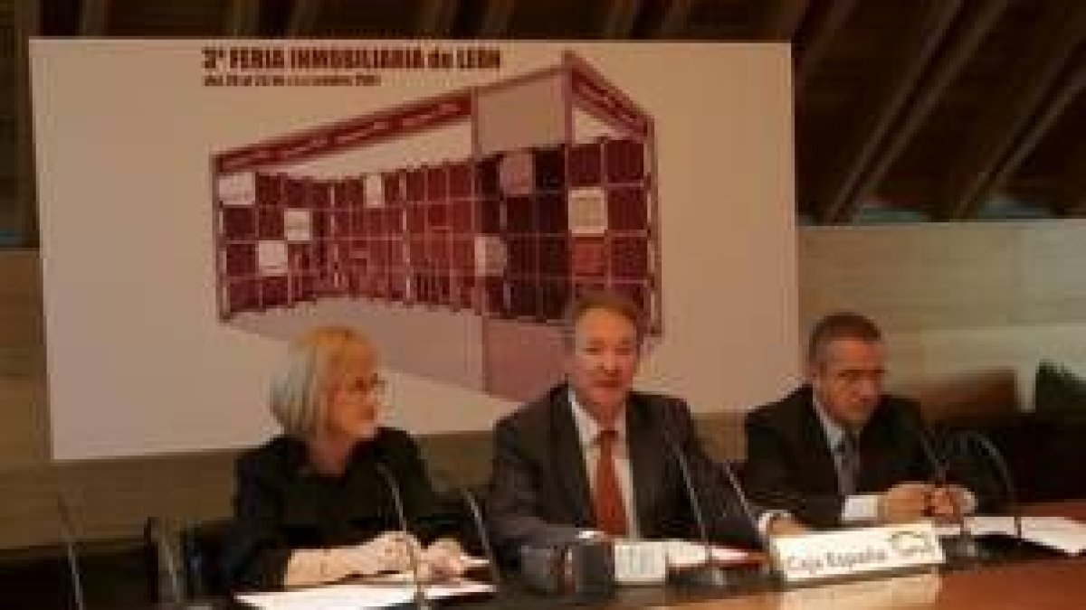 María Luisa Marcos, José Ignacio Lagartos y Dionisio Domínguez, durante la presentación de ayer
