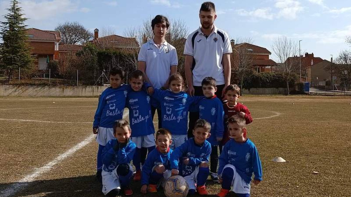 Los futbolistas Mateo, Hugo, Leire, Samuel, Yago (de izquierda a derecha de pie), Sergio, Lucas, Rubén y Jorge (abajo), junto a los entrenadores Vlad y Koke, componen el equipo del Sport Bernesga de la Liga Debutantes. DL