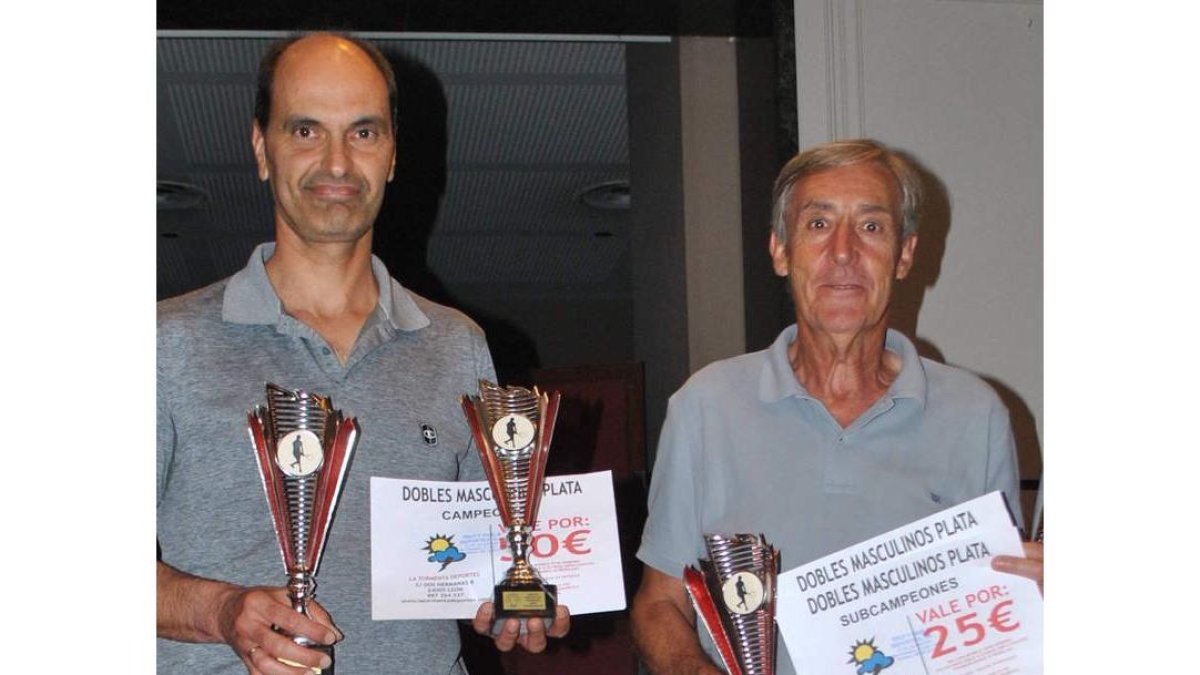 Lorenzo Béjar y Leo Santos, campeón y subcampeón de dobles Plata