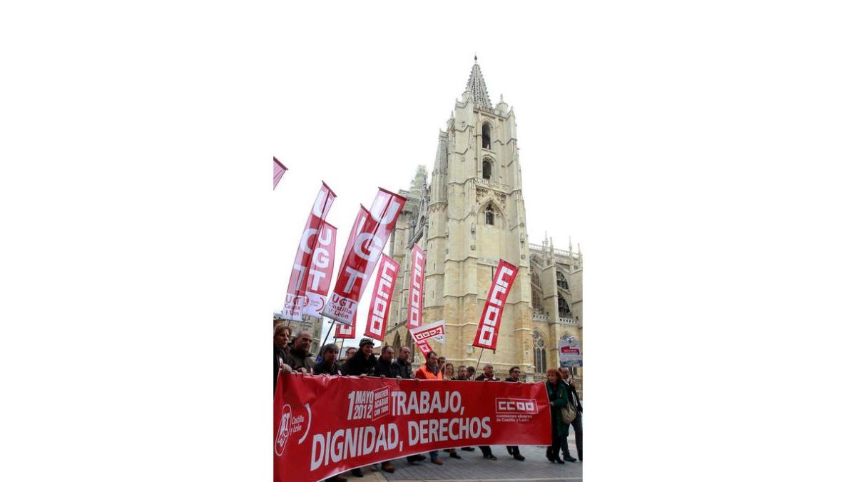 La cabecera de la manifestación, a su paso por la Catedral.