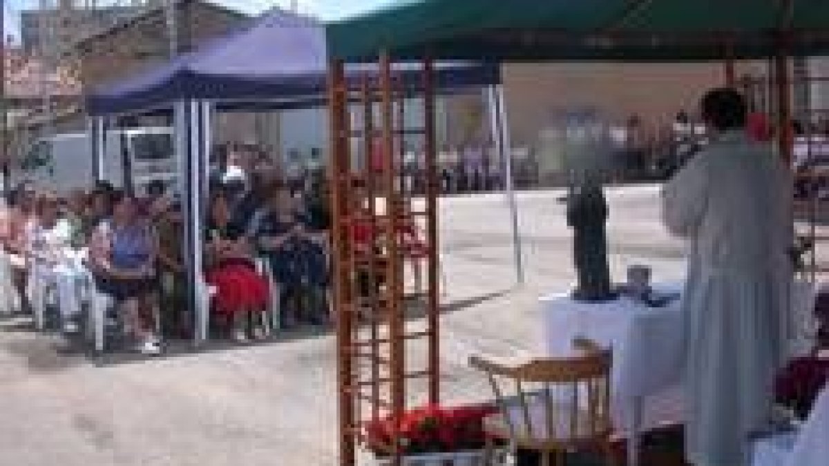 Los vecinos de La Poza instalaron un monumental y colorido altar para la misa de campaña