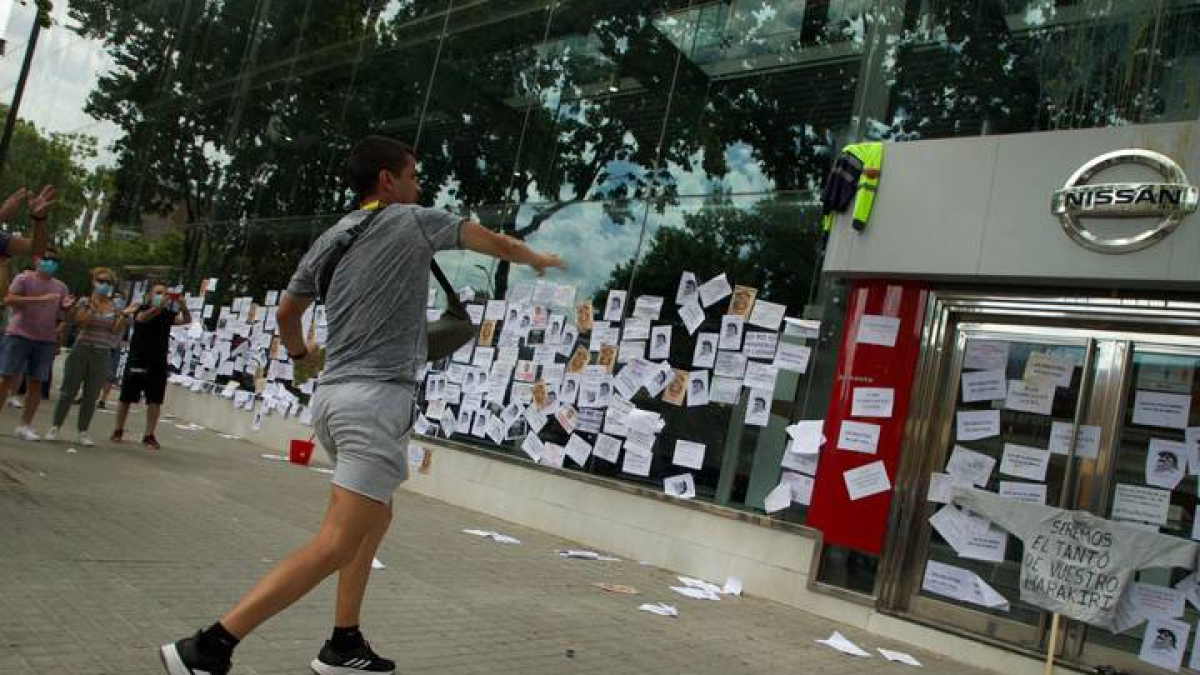 Trabajadores de Nissan protestan ante el concesionario de la marca en La Maquinista. ENRIC FONTCUBERTA