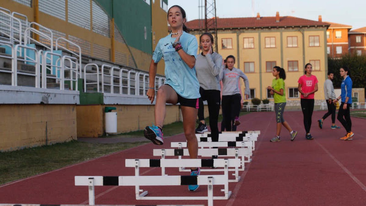 El estadio Hispánico, instalación deportiva municipal, acogió ayer el entrenamiento de varias atletas leonesas. RAMIRO