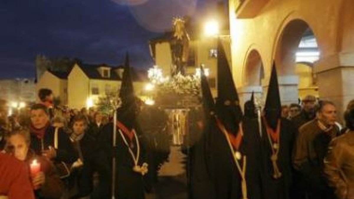 La Hermandad Jesús Nazareno estrenó ayer noche su nuevo estandarte para la procesión de La Dolorosa