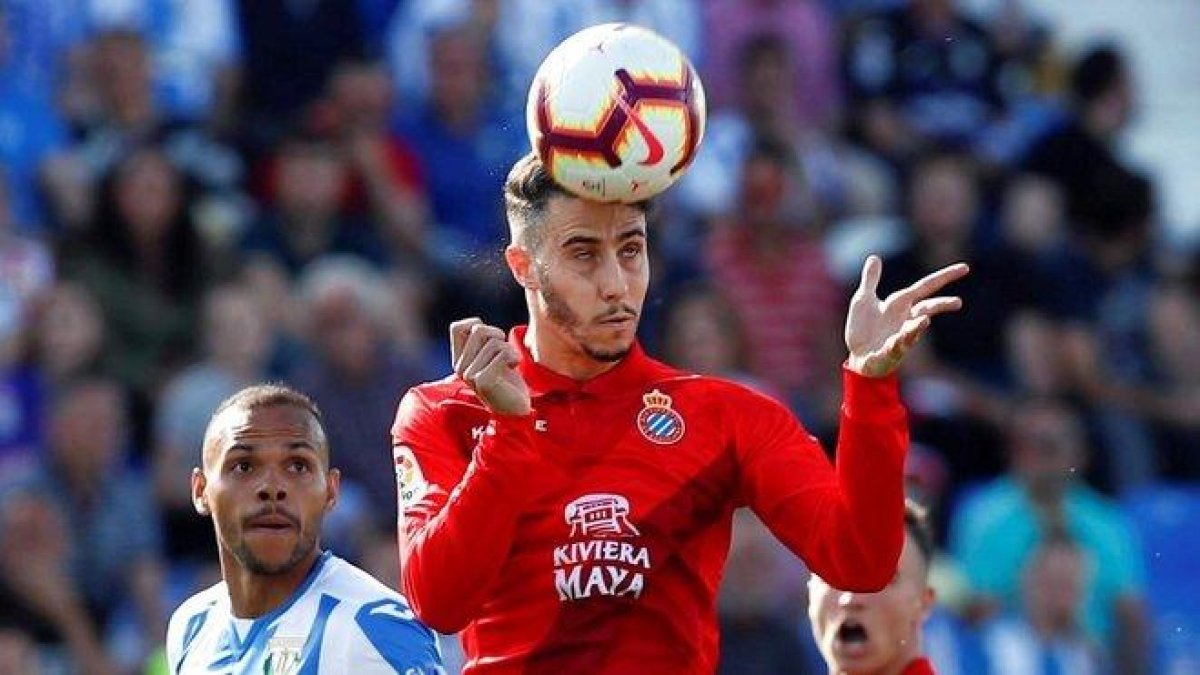 Mario Hermoso cabecea un balón en un partido del Espanyol.