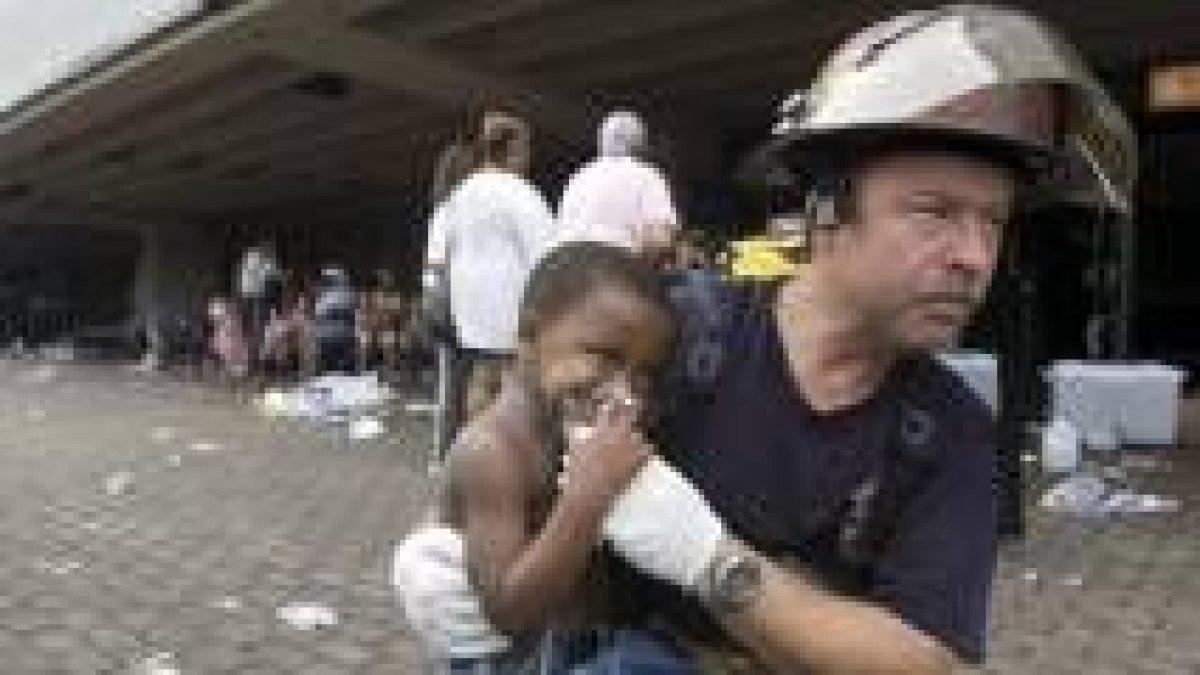 Un bombero evacua a un niño de tres años en la ciudad de Nueva Orleans