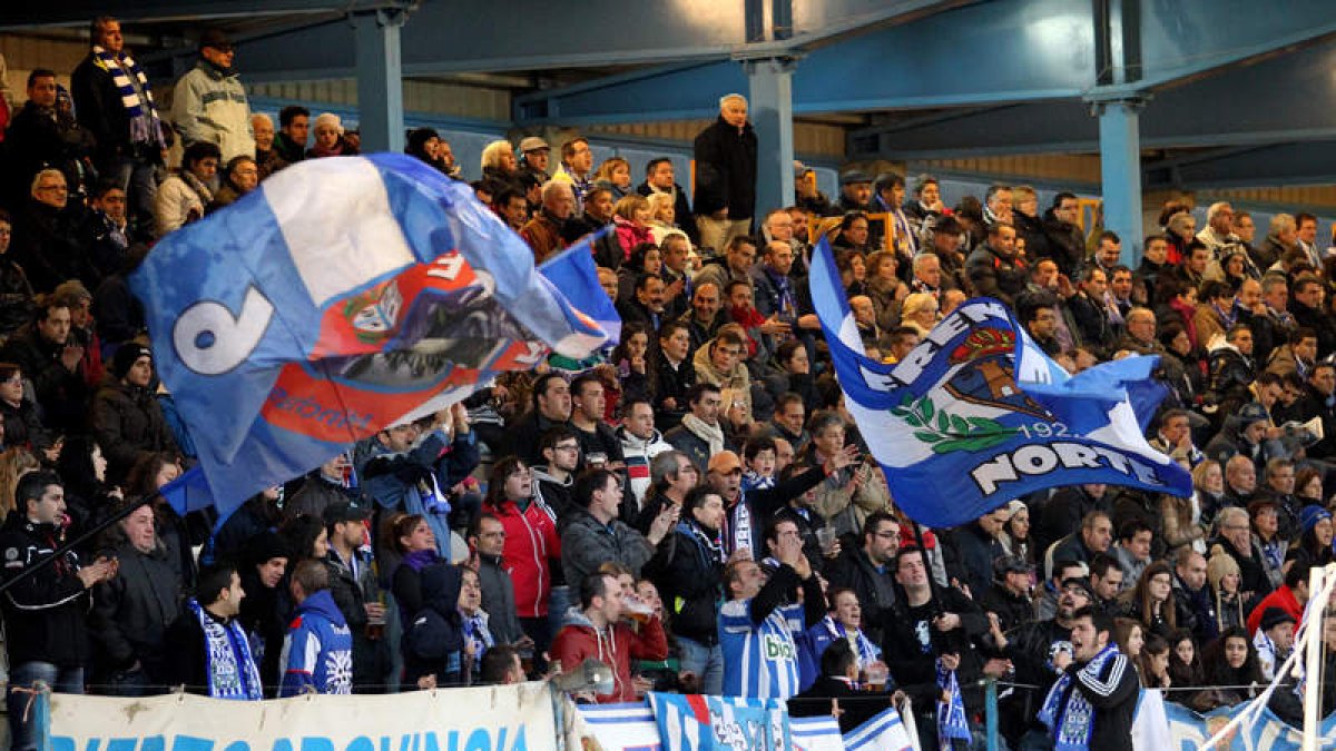 Los aficionados blanquiazules disfrutan de un encuentro contra el Lugo en El Toralín. ANA F. BARREDO