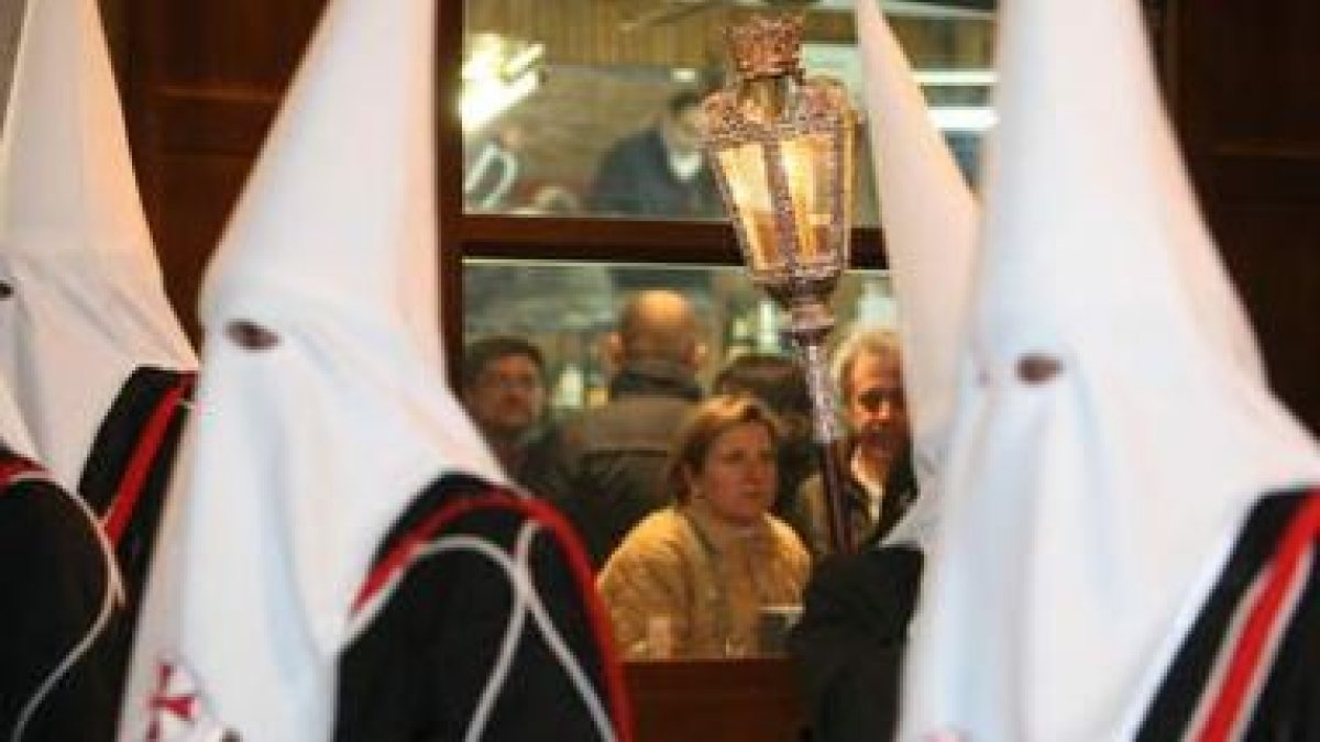 Desde el bar, contemplando el paso de la procesión, la banda del Santo Sepulcro.