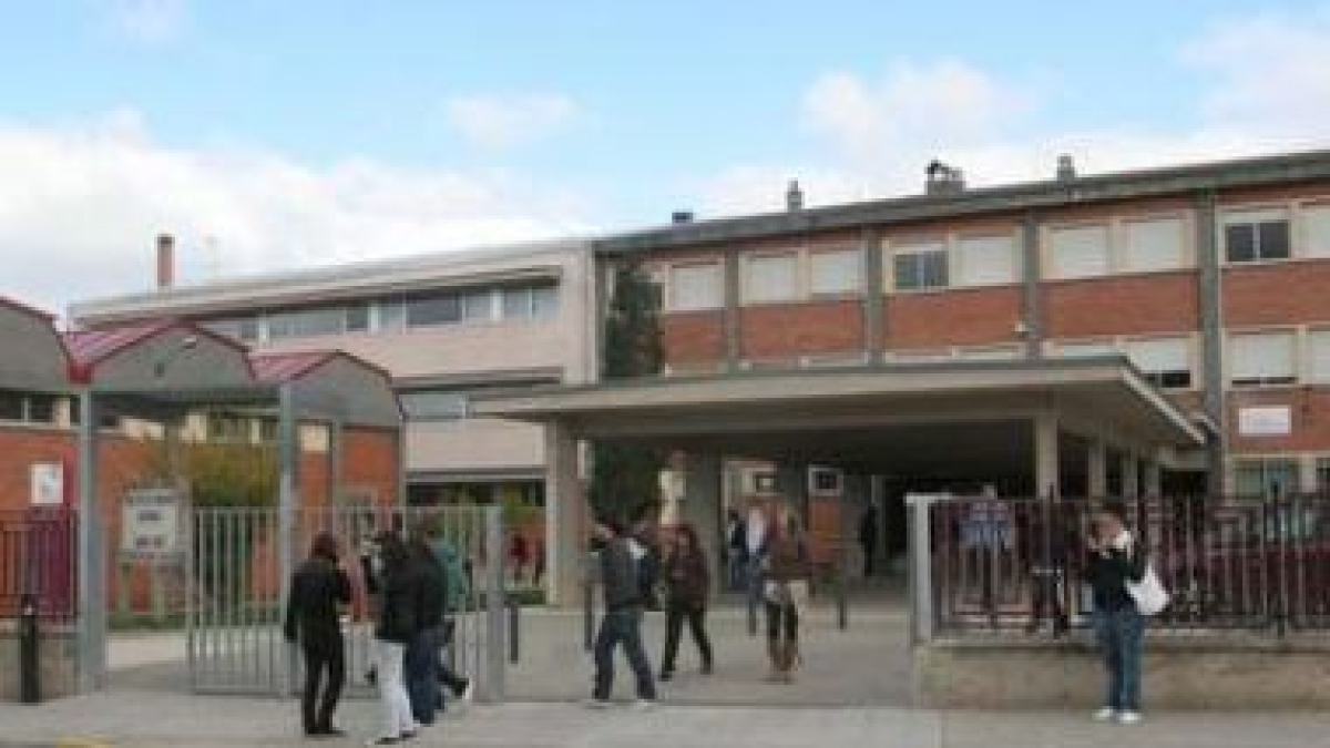 Entrada del instituto Álvaro Yáñez de Bembibre, a media mañana de ayer.
