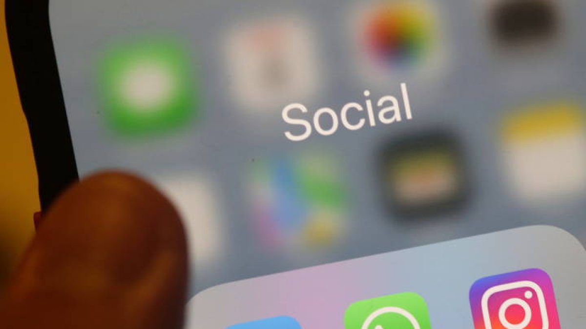 Una pantalla de un móvil con iconos de redes sociales.