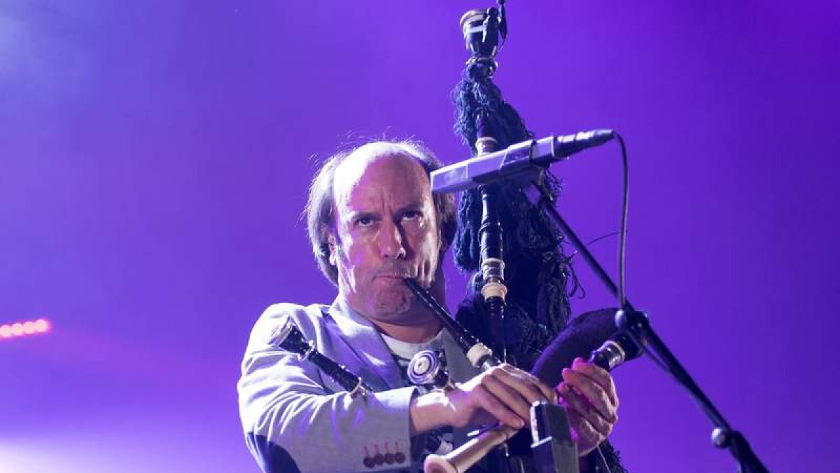 De arriba abajo, Mago de Oz, Carlos Núñez, Celtas Cortos, ‘We love Queen’, Los Chunguitos y la Orquesta Panorama. DL / MARTIAL TREZZINI / JESÚS F. SALVADORES / DL / LUIS DE LA MATA