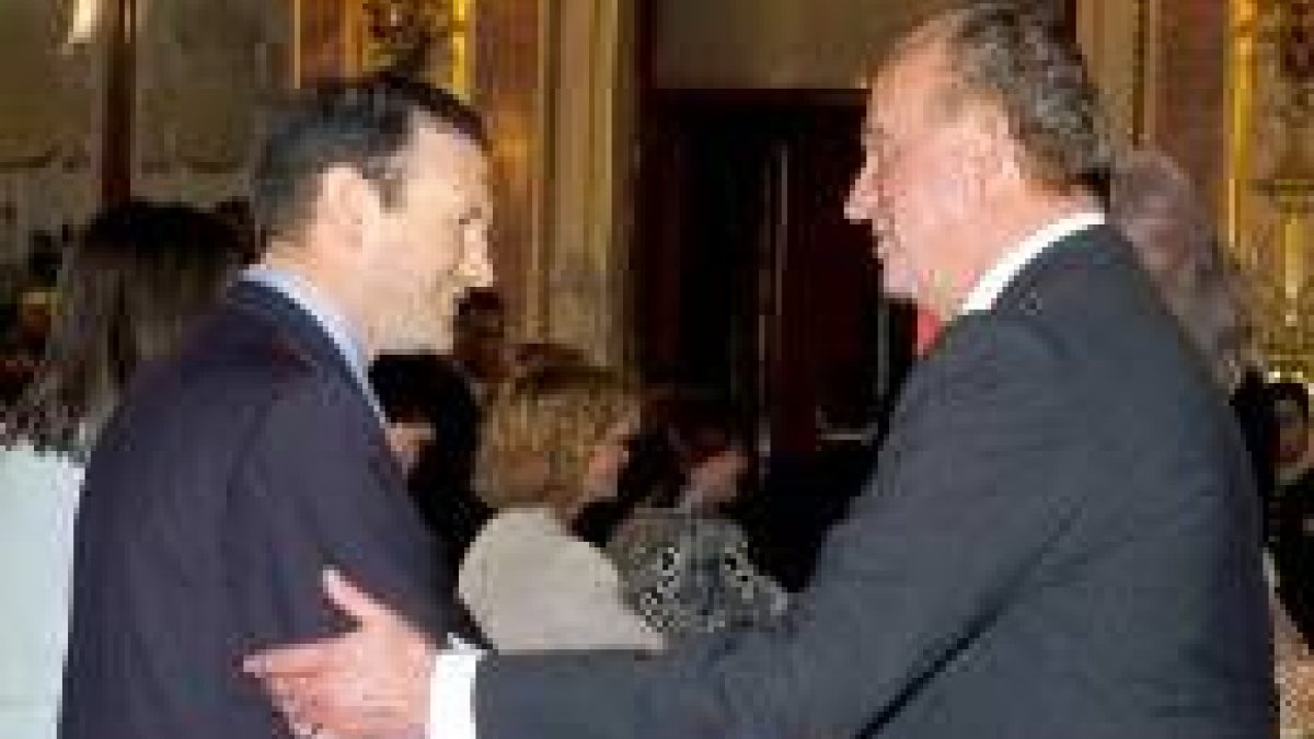 El Rey saluda al lendakari, Juan José Ibarretxe