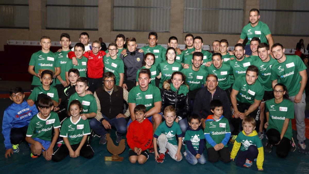 El equipo de la Montaña, como muestra la imagen, conquistó el prestigioso corro frente a la Ribera. MARCIANO PÉREZ