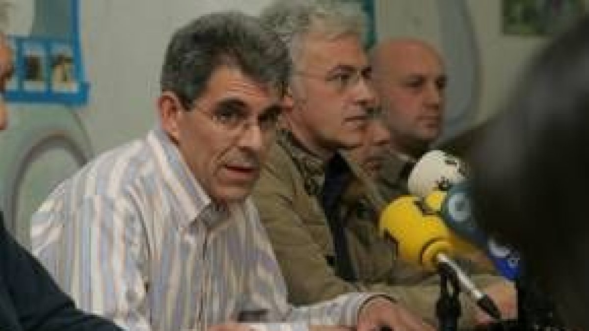 En primer término, Manuel Rey junto a otros integrantes de la plataforma Salvemos Ponferrada