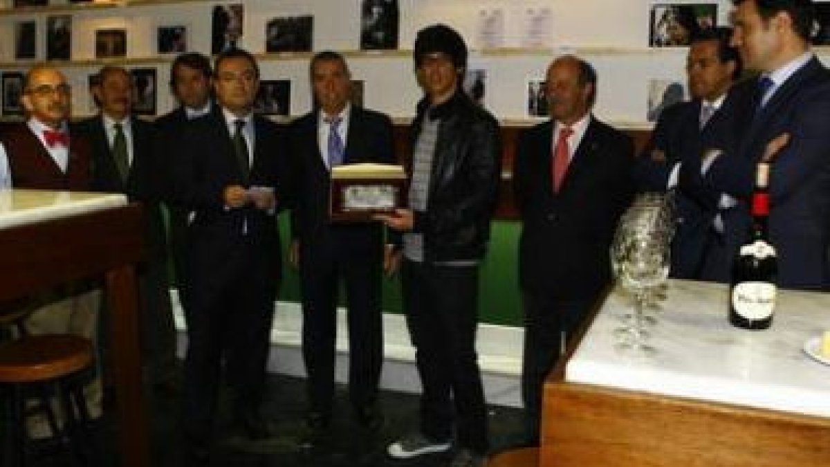 David Gil recibe el premio acompañado por miembros de la cofradía del Dulce Nombre de Jesús Nazareno