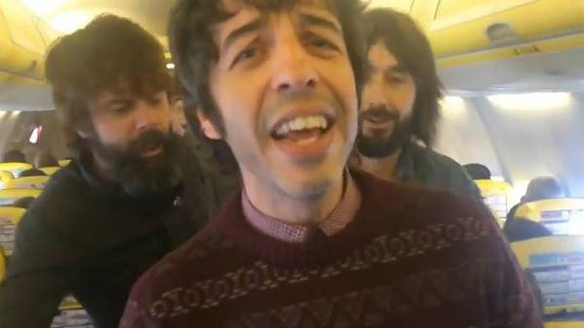 Quejosos por el trato recibido por los azafatos de la compañía 'low cost', el grupo de Barcelona les dedicó una ingeniosa canción.
