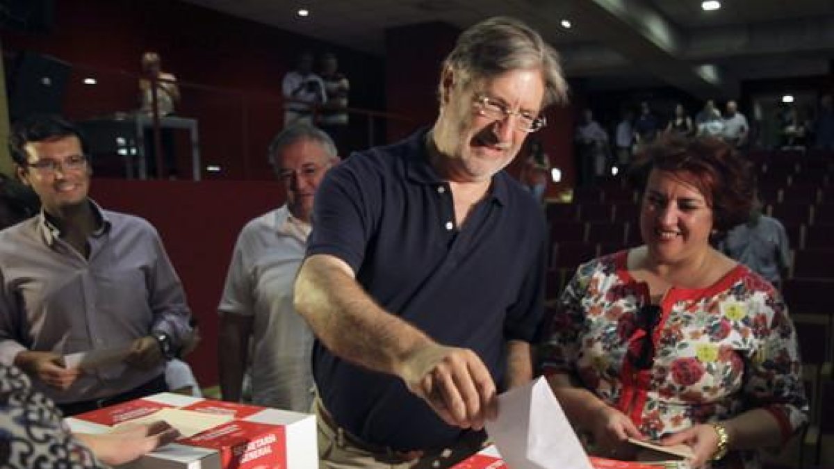 José Antonio Pérez Tapia votando en las primarias socialistas del 2014 en el centro de Granada.