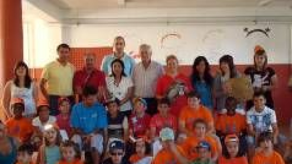 Los representantes de la Junta posaron con los niños participantes en el programa Crecemos en verano