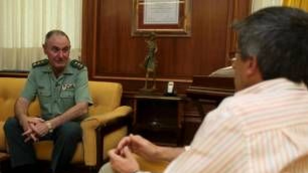 El coronel López Viadero, junto al alcalde, Francisco Fernández, ayer en León