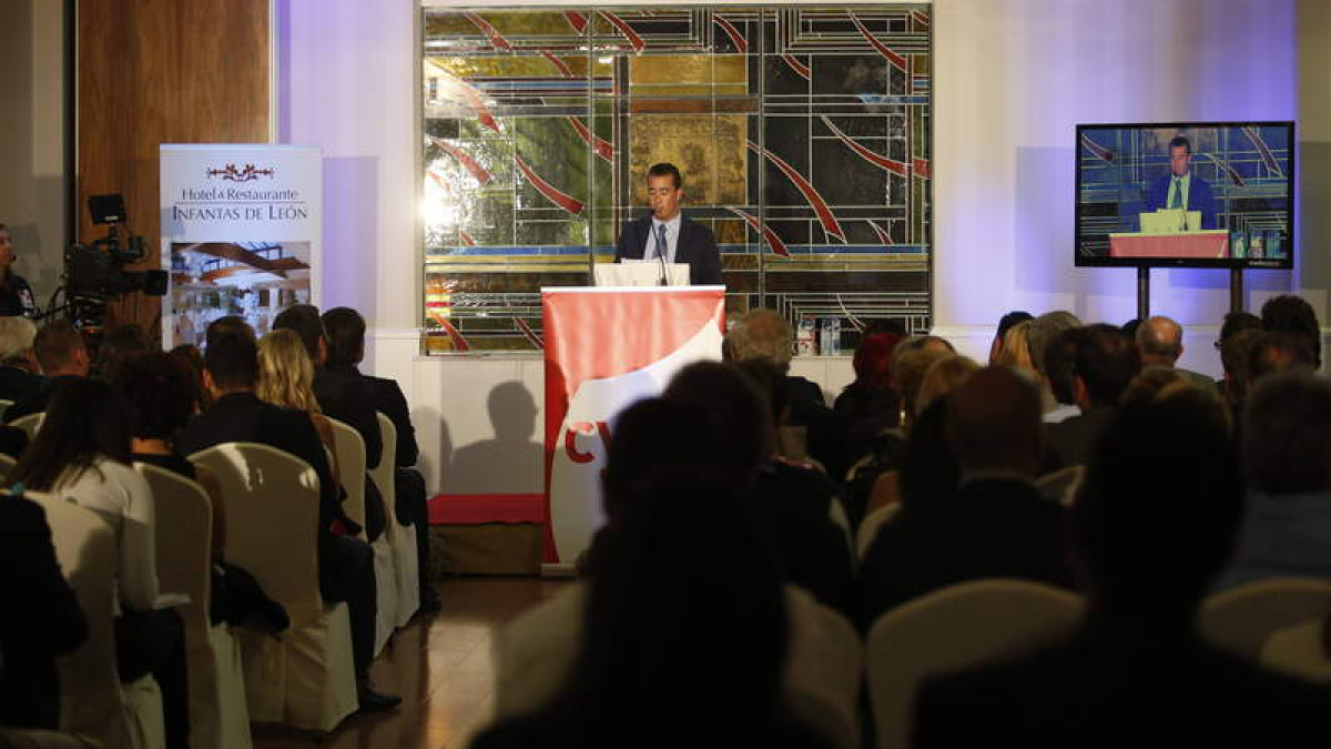 Un momento de la presentación de la programación de La 8; debajo, Guillermo García, delegado territorial, Adriana Ulibarri, consejera delegada de Edigrup y Marcos Martínez, presidente de la Diputación; derecha, el hotel Infantas de León donde se celebró l