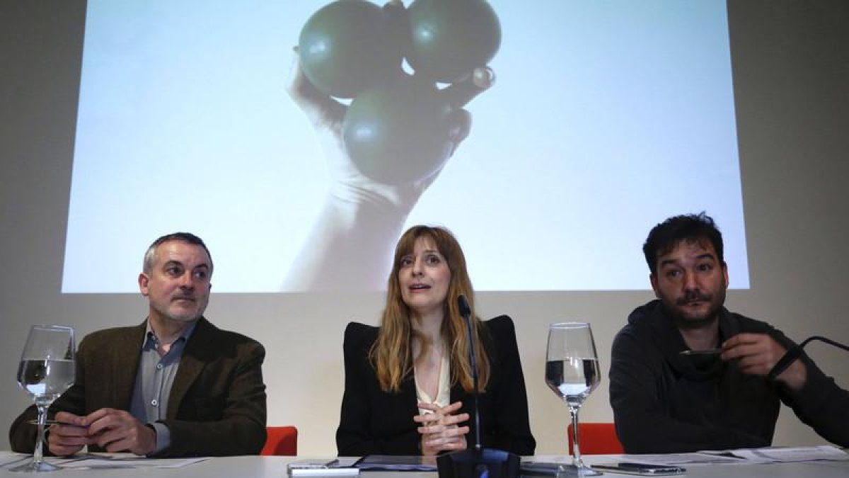 La directora general de Políticas Culturales, Mar Sancho, presenta los proyectos seleccionados en la convocatoria Laboratorio 987 con el director del Musac, Manuel Olveira (I) y el coordinador de Exposiciones, Eneas Bernal (D)