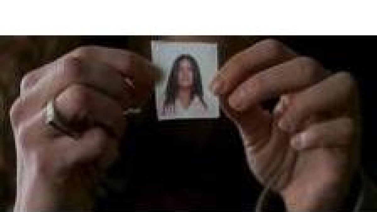 Mónica Barrero sujeta con sus manos una foto de su hermana Sheila, asesinada en el puerto de Cerredo