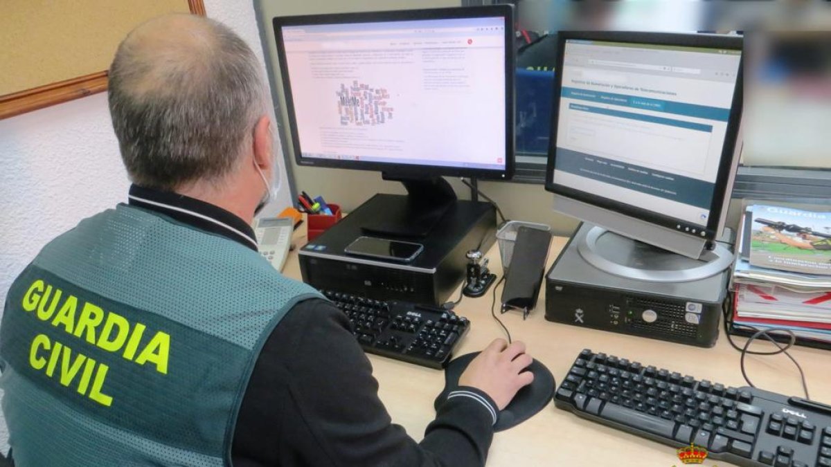 Un agente de la Guardia Civil contra los delitos de estafa en Internet. SUBDELEGACIÓN DEL GOBIERNO