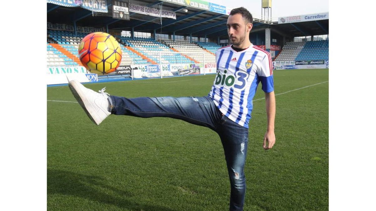 Sergio Aguza lució su nueva camiseta blanquiazul sobre el césped de El Toralín.