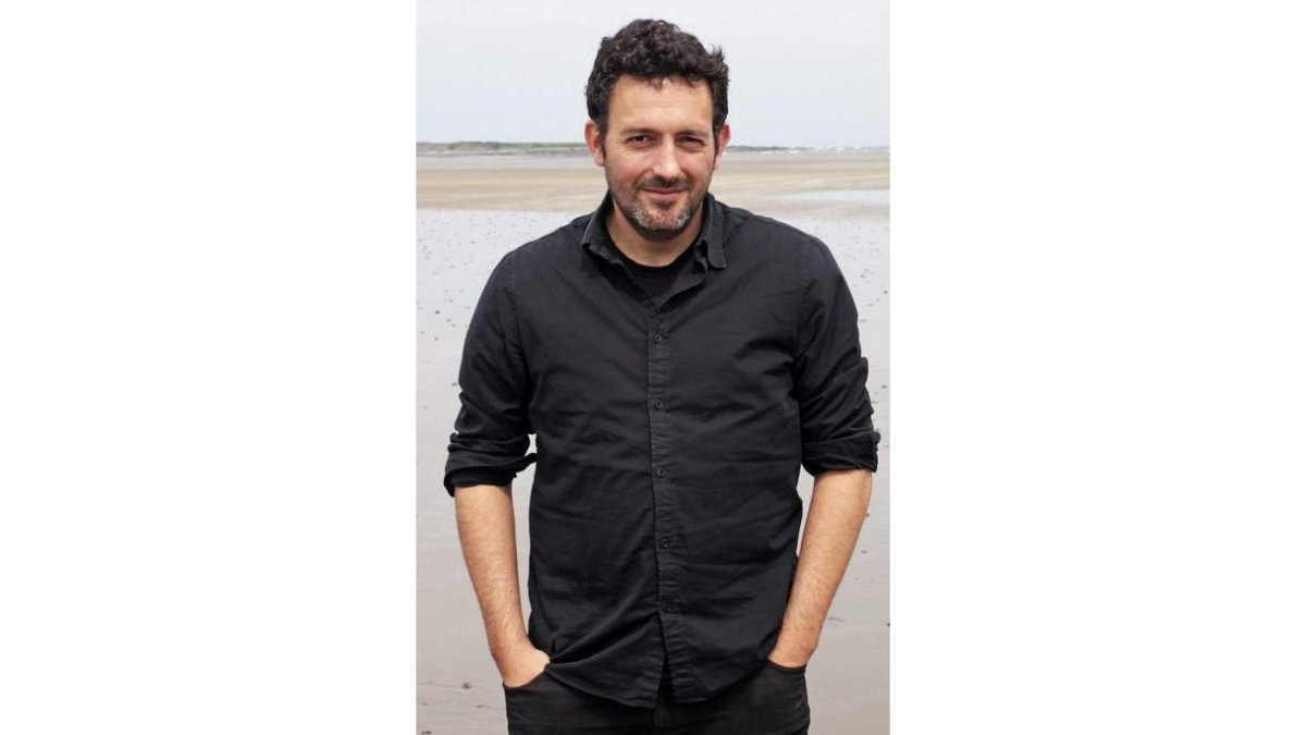 El escritor Mikel Santiago, en la playa de la localidad de Skerries (Irlanda)