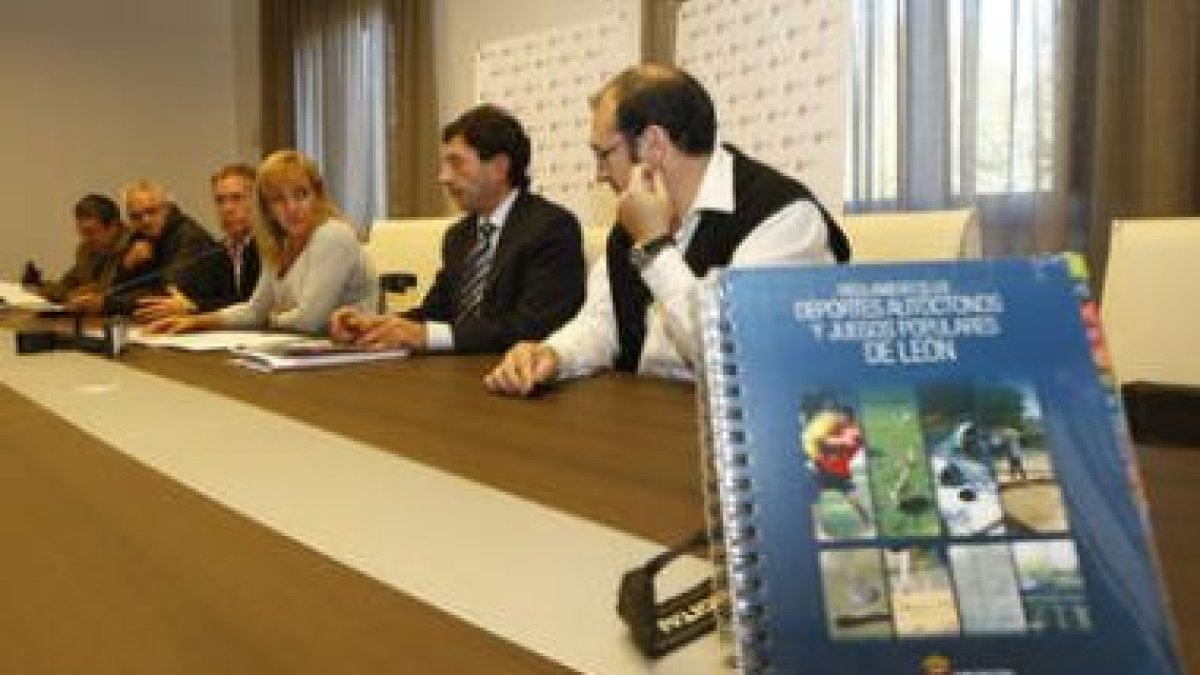 Isabel Carrasco presidió la presentación del libro Reglamentos de Deportes Autóctonos.