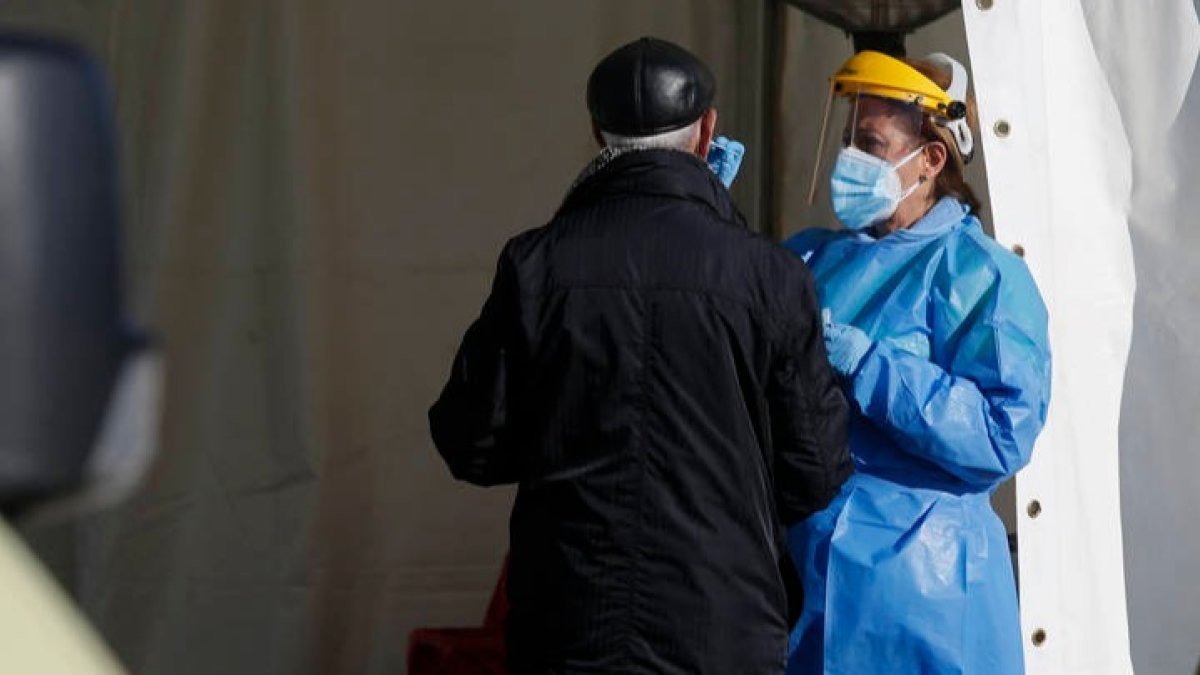 Test de antígenos en el exterior del Palacio de Exposiciones de León. FERNANDO OTERO