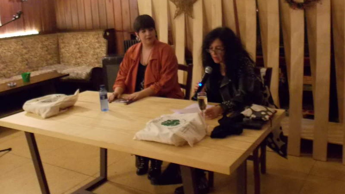 El libro de Paula Aguirrezabala, a la izquierda, fue presentado ayer por Montse Arias. PLANILLO