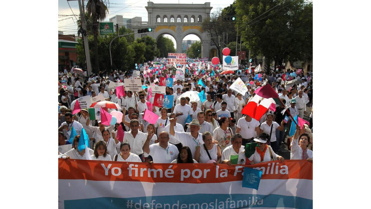 El Frente Nacional por la Familia protesta en México contra el matrimonio homosexual. U. R. BASURTO