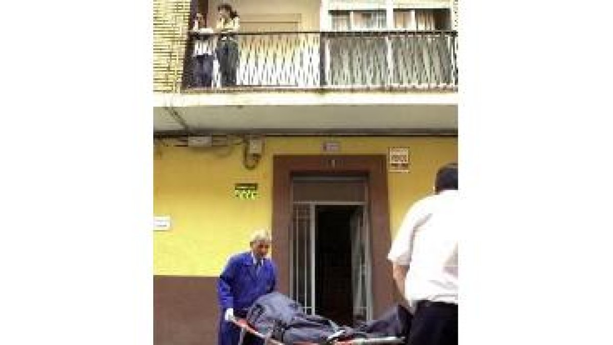 El cuerpo de la última víctima de los malos tratos es sacado ayer de su casa