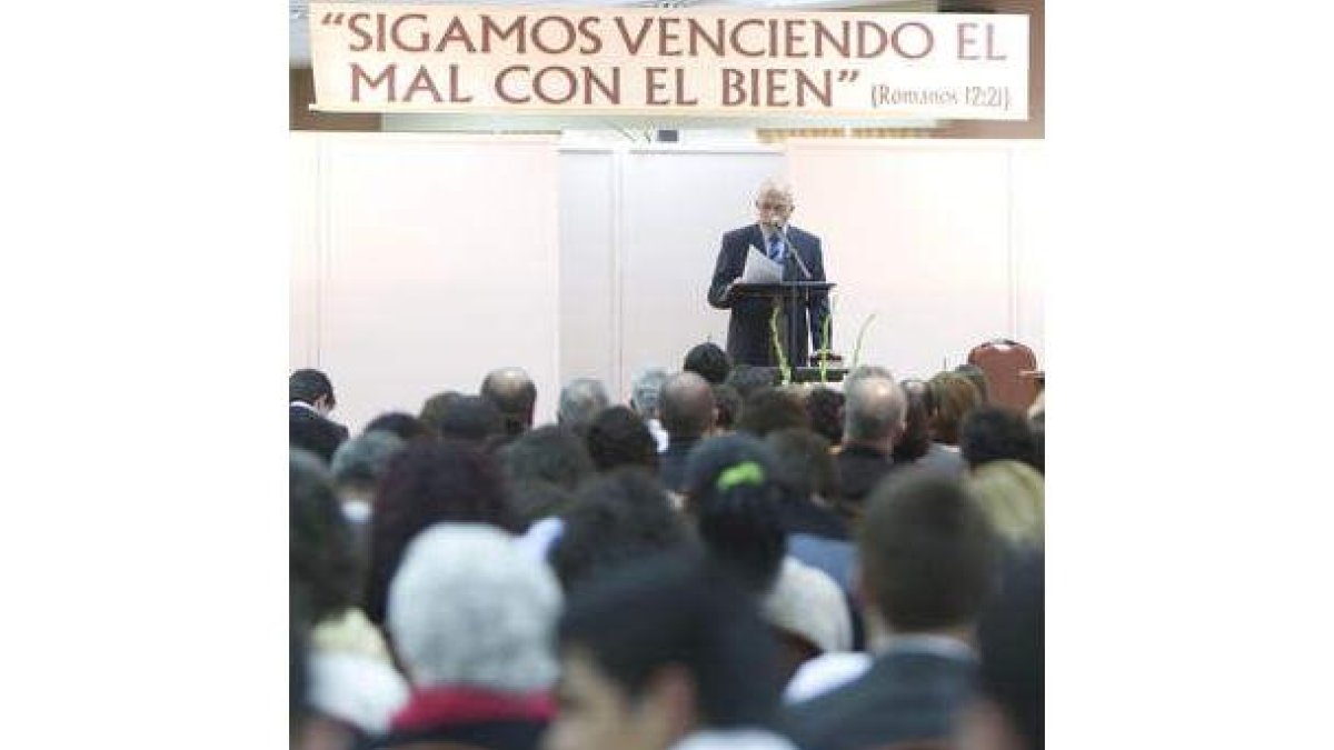 Un orador se dirige a los asistentes a la asamblea de los testigos