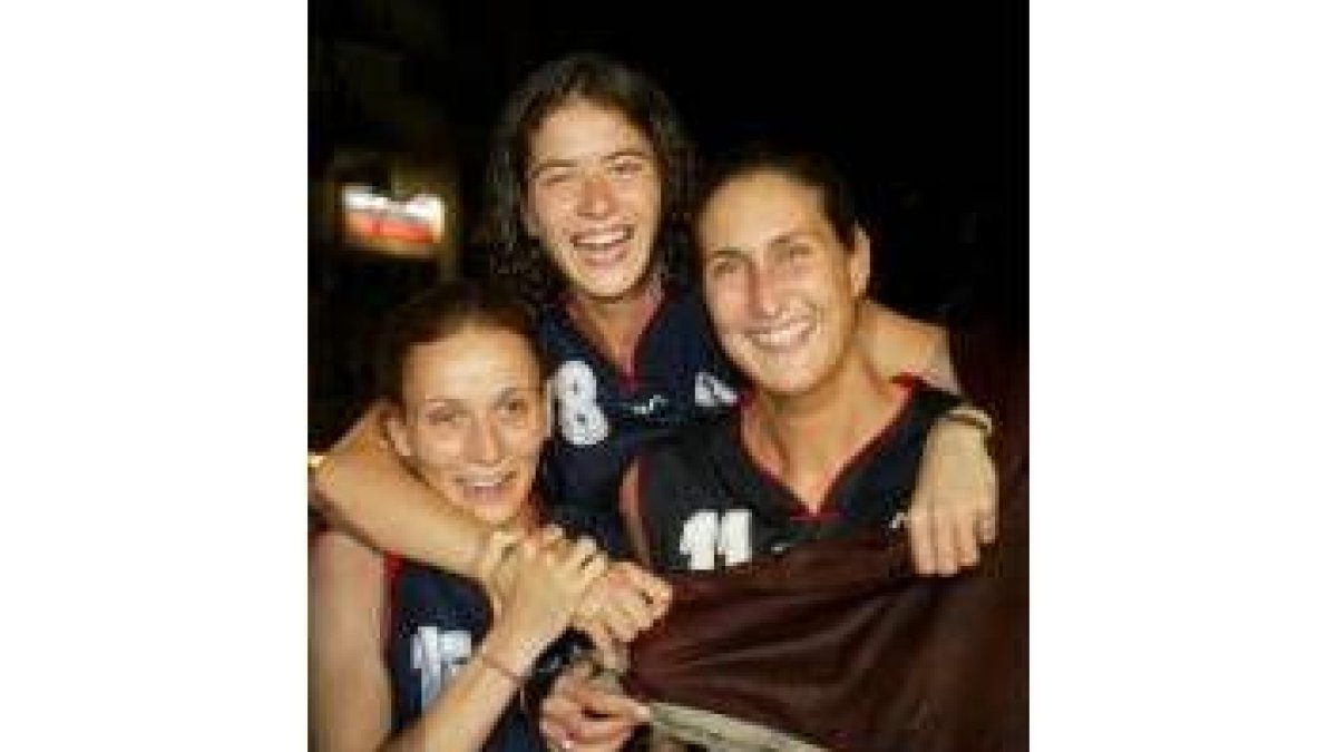 Rakel, Sara y Nuria celebran el ascenso en la fuente de Santo Domingo