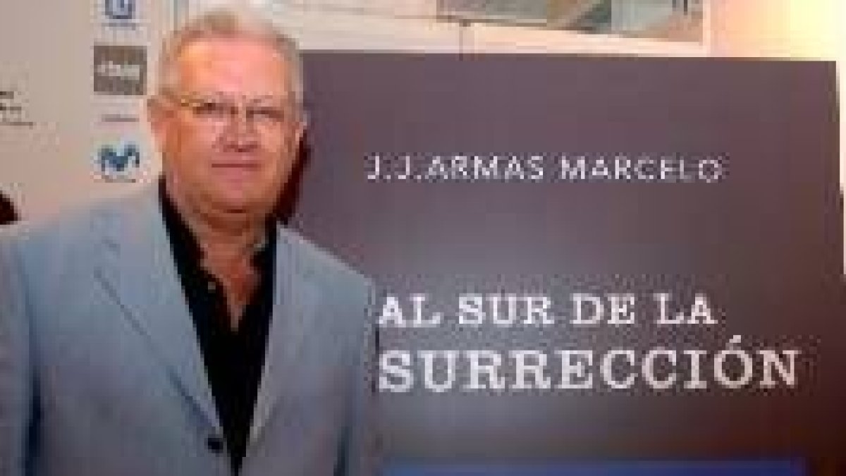 El escritor Juan Jesús Armas Marcelo en la presentación de su nueva novela