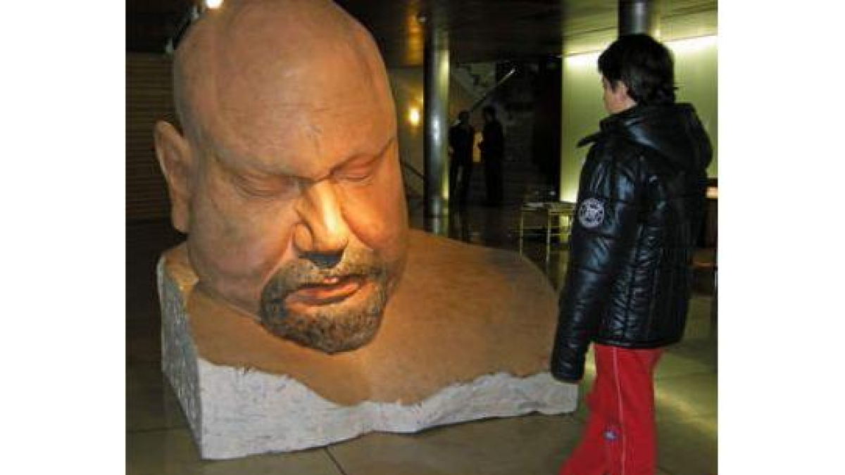 Una espectacular obra que Javier Bustelo muestra en el Centro Cultural de Caja España.