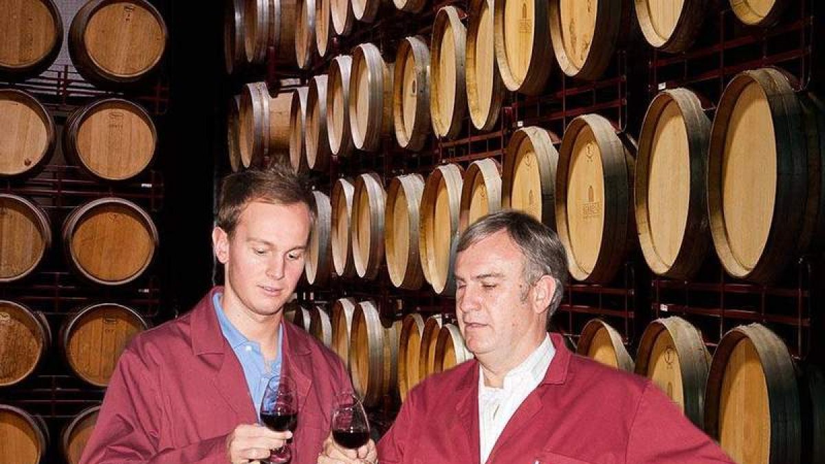Vinos de Arganza es una empresa familiar y, como tal, acaba de incorporar los hijos a la sociedad dentro de un plan de formacion continuada del personal.