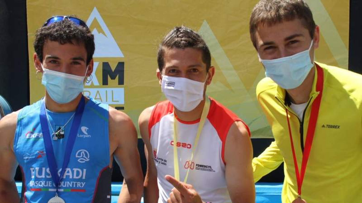 Manuel Merillas en el centro, tras hacer doblete en el Nacional. DL