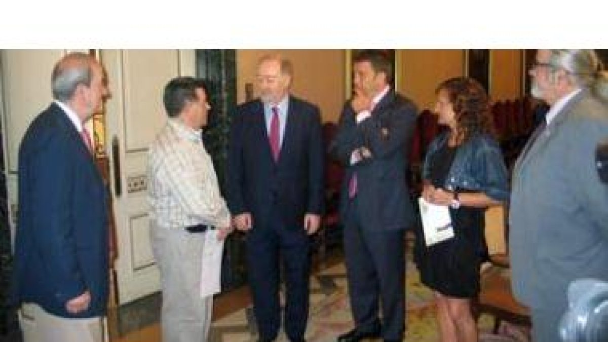 El bodeguero Antón Chicote conversa con el alcalde de Oviedo, Riesco, Téllez, Padín y Reinares.