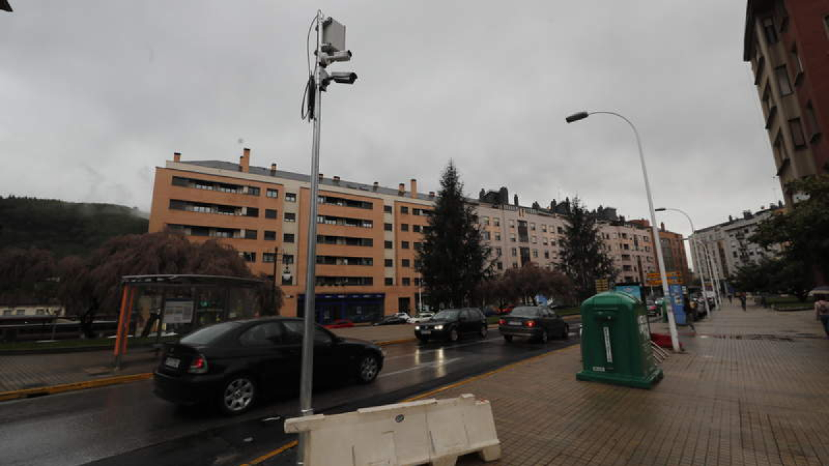 Una de las cámaras ya instaladas para vigilar los accesos a la Zona de Bajas Emisiones, en una imagen reciente. ANA F. BARREDO