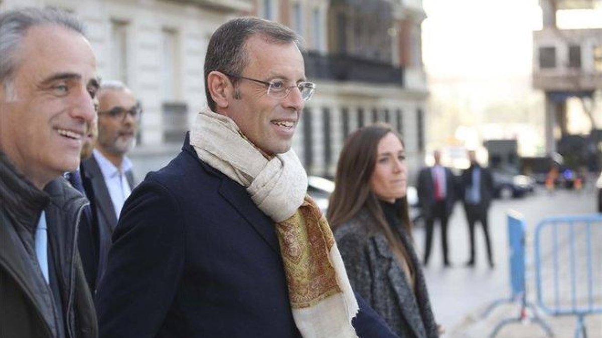 Sandro Rosell, junto al abogado Pau Molins, camino de la Audiencia Nacional.