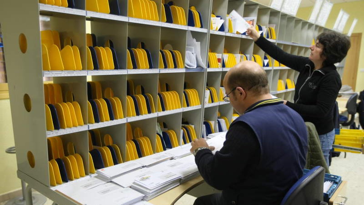 Un empleado de Correos clasificando correspondencia en una imagen de archivo. DL