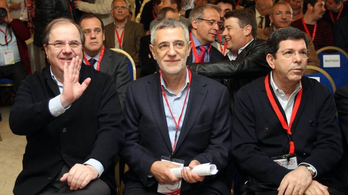 El presidente de la Junta, Juan Vicente Herrera; el secretario regional de UGT, Agustín Prieto y el secretario de Organización del sindicato, Jose Javier Cubillo, en la apertura del VI Congreso Regional de UGT.