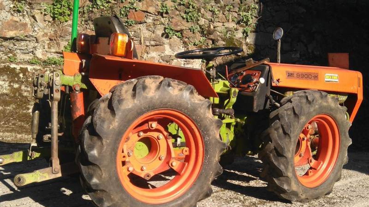 Imagen cedida por la Guardia Civil del tractor robado y finalmente recuperado