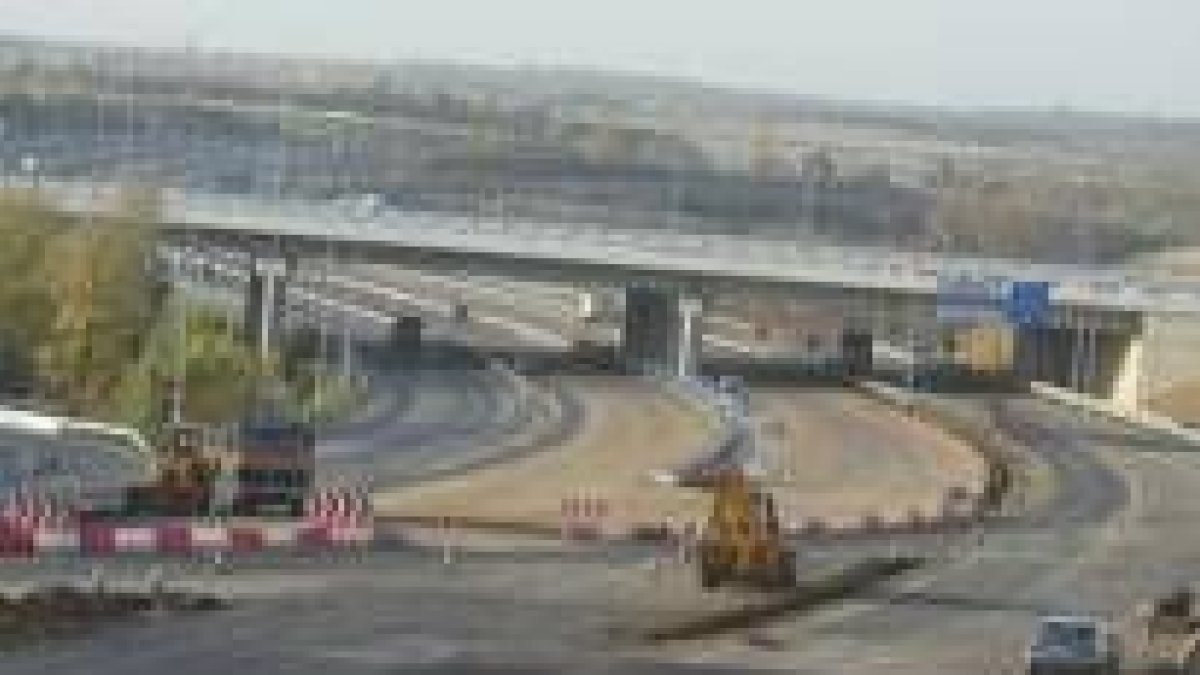 La foto muestra los trabajos en el gran intercambiador con las autopistas A-12 y la A-66 en Valverde